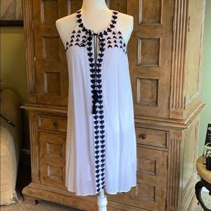 Never worn, adorable white dress.